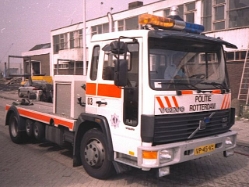 Volvo-FL611-Bergetruck-Politie-Rotterdam-Koster-070204-1-NL[1]